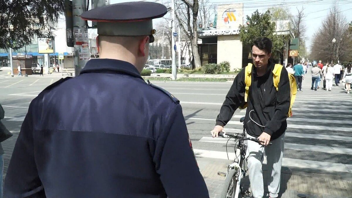    Краснодарские инспекторы ГИБДД проводят профилактическую акцию «МотоВелоСИМ». Фото: телеканал «Краснодар»