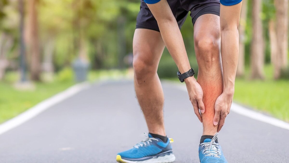 Чаще всего причиной боли в ногах после занятий бегом, становится синдром отсроченной мышечной боли. Этого не избежать новичку, впервые вышедшего на пробежку.