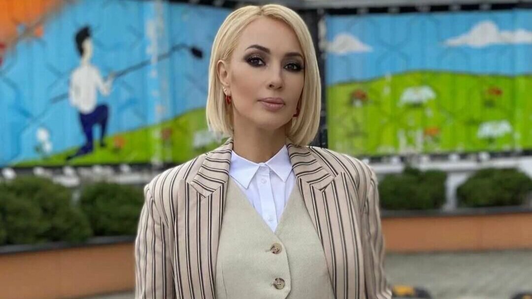 Валерия Кудрявцева, более известная под своим укороченным именем Лера, очень известная российская певица, актриса и ведущая многочисленных развлекательных программ.