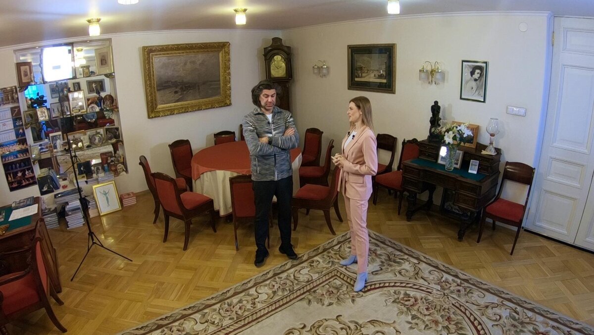 Предлагаю сегодня рассмотреть московскую квартиру этого известного артиста балета...