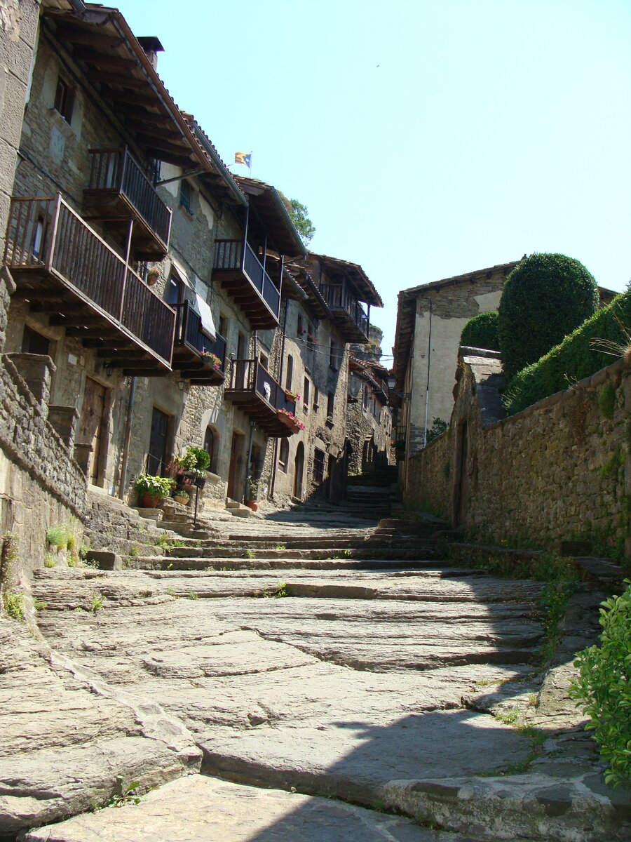 Началось всё очень давно, когда в этих местах извергался здешний вулкан. Это его заставшая лава теперь стала уличной мостовой в городке. 