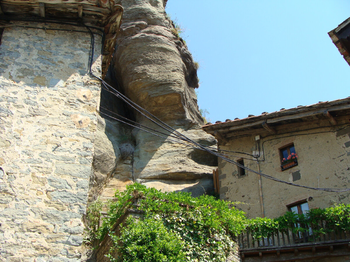 В том далеком веке были построены первые дома Рупита, которые лепились к самой скале. Если бы не электрические провода, то и сегодня первозданность городка была бы полная.