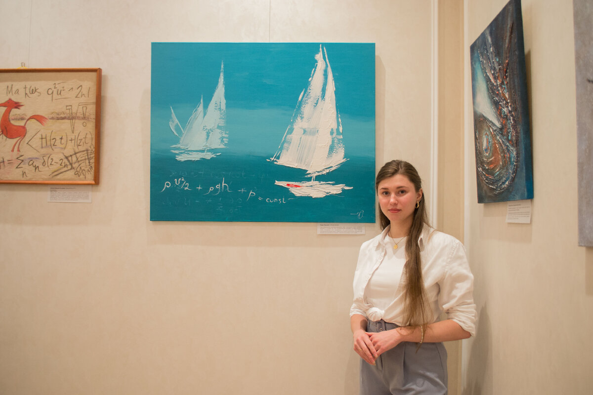 Мария Мардыбан рядом со своей картиной «Течение мысли»