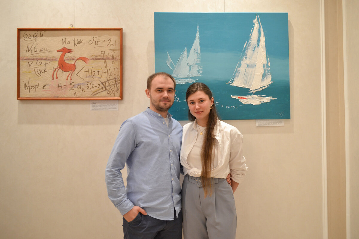 Евгений и Мария Мардыбан на выставке художественного клуба «КВАРКИ» ОИЯИ ко дню образования Объединенного института ядерных исследований (26 марта 1956 года), открывшейся 21 марта этого года в ДК «Мир», на фоне картины Марии