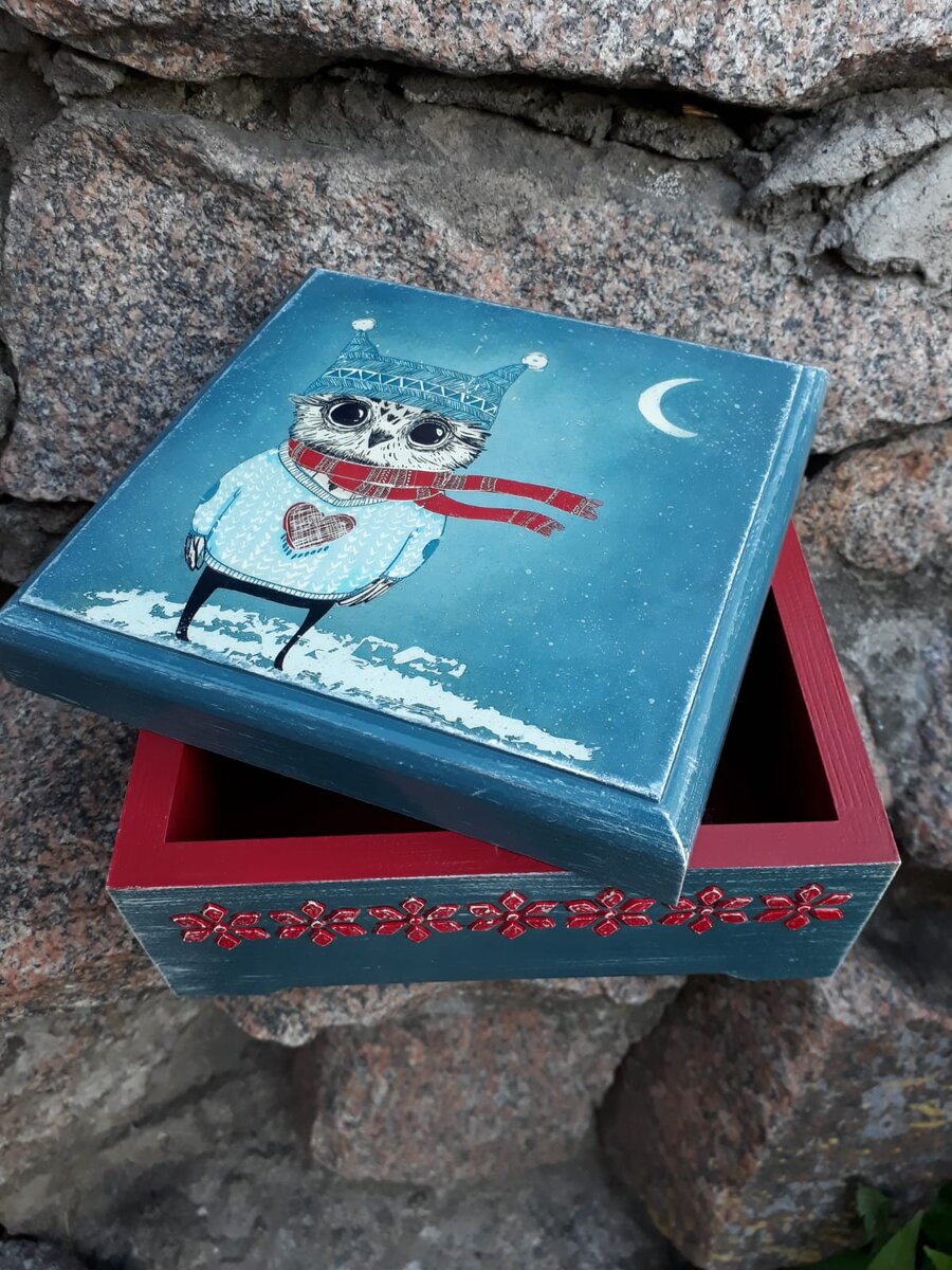 На втором фото ручная роспись, а начинала я только с приклеивания салфетки. А третье фото уже объемный рисунок без салфеток и других картинок.
