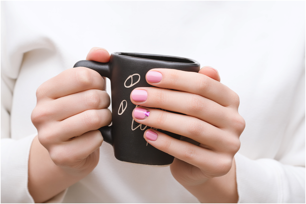 фото маникюра с чашкой в<a href="https://www.freepik.com/free-photo/female-hands-with-pink-nail-design-holding-black-cup_9130075.htm#fromView=search&page=4&position=34&uuid=068b140c-3e32-4492-8fca-8ec906a59c50">Image by devmaryna on Freepik</a>