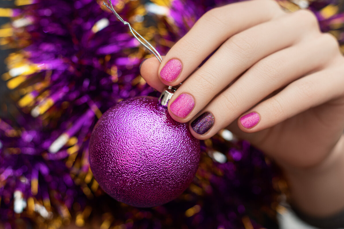 фото маникюра с елочной игрушкой
<a href="https://www.freepik.com/free-photo/woman-hand-with-christmas-new-year-nail-design-hold-glittering-toy-sphere_9130332.htm#fromView=search&page=7&position=19&uuid=068b140c-3e32-4492-8fca-8ec906a59c50">Image by devmaryna on Freepik</a>