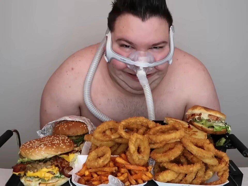 На фото известный блогер-мукбанкер Nikokado Avocado. И у него точно есть проблемы со здоровьем...