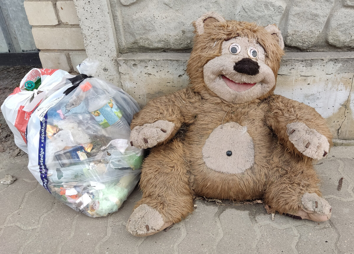 Весёлый парень. Улыбается.