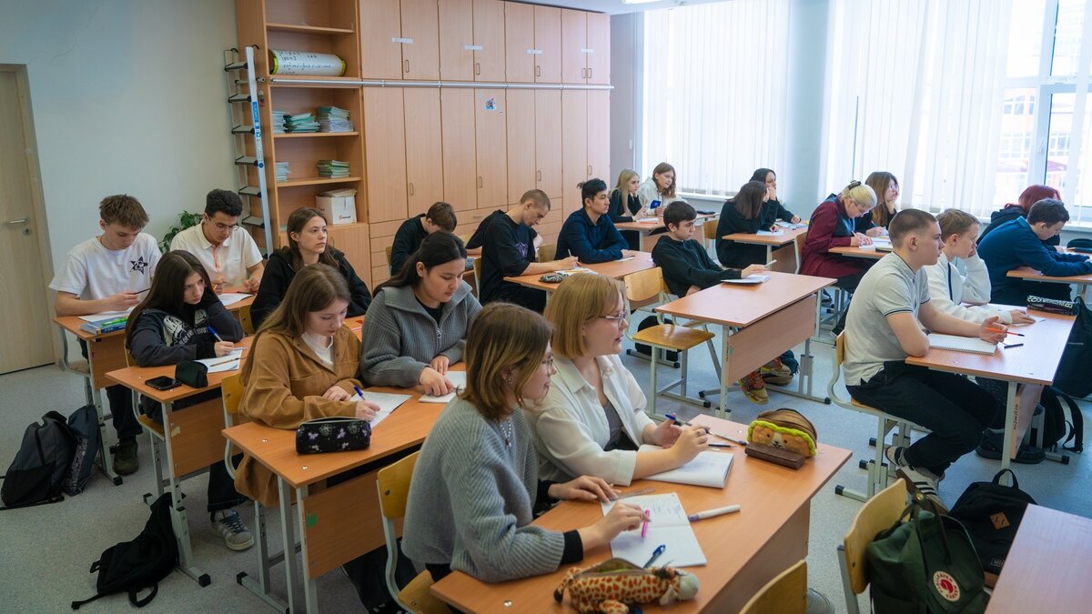    Белгородские школьники сели за парты в Югре