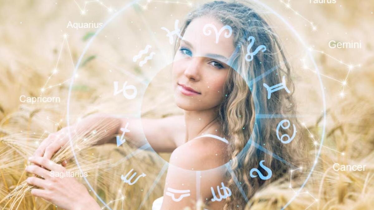    Девушка на фоне знаков зодиака:Freepik