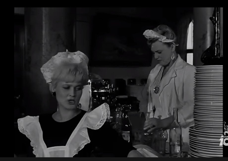 Работники ресторана "Одуванчик" обсуждают статью журналиста Юрия Никитина о посещении их ресторана. Скриншот кадра из фильма 