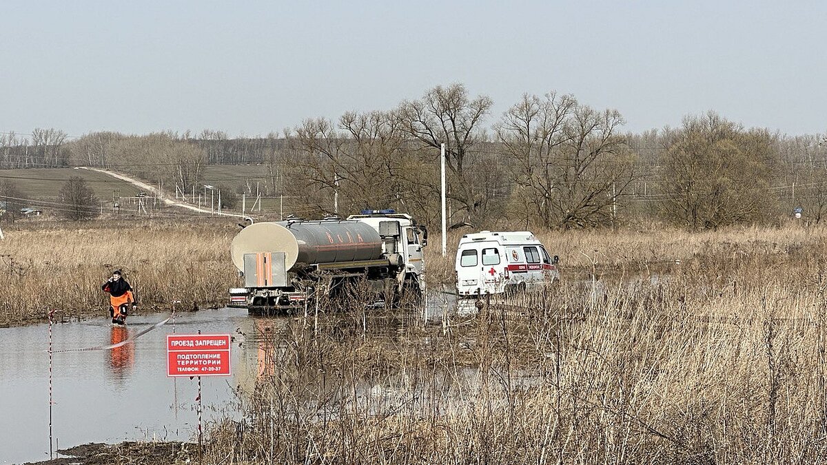 В Большой Туле машина скорой помощи застряла в воде из-за паводка | Вести  Тула | Дзен