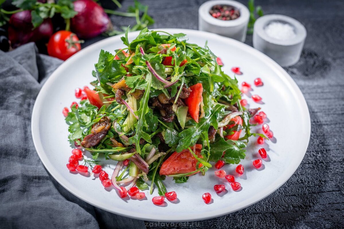 Зелёный салат с карамелизированным орехом и свежими томатами