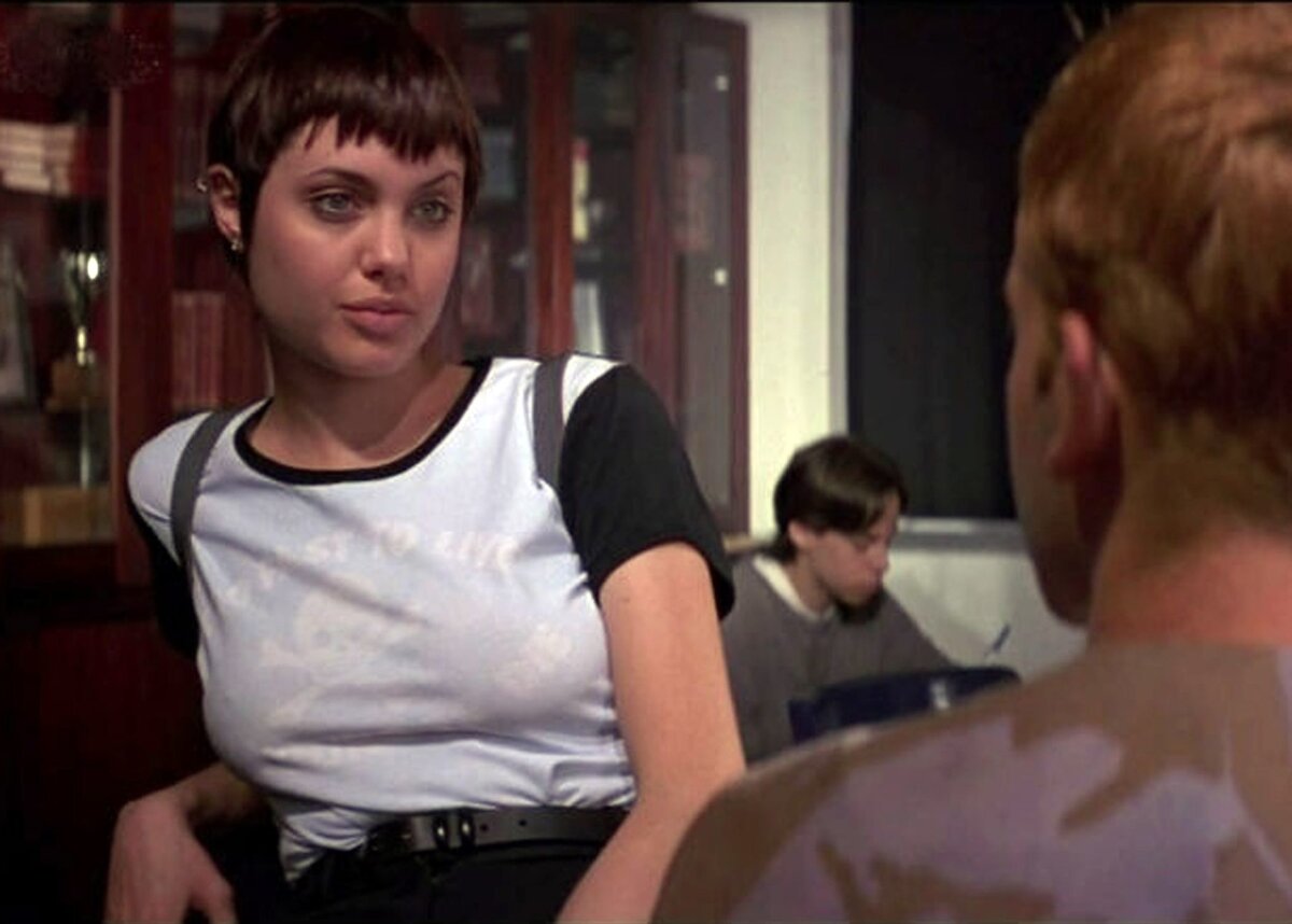 Кадр из фильма "Хакеры" 1995 года. Анжелина Джоли в роли Кейт Либии