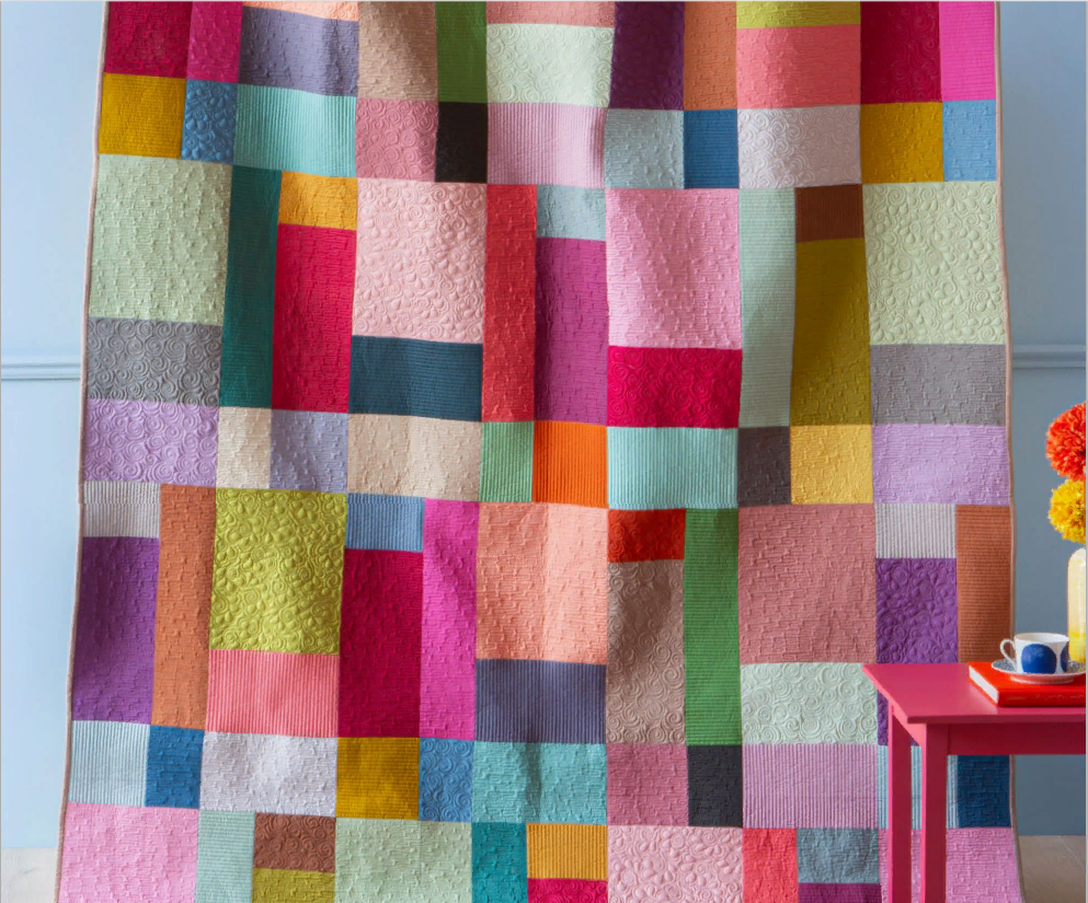 Это яркое лоскутное одеяло, похожее на произведение современного искусства, всегда будет привлекать внимание своими четкими линиями и графичным дизайном. В этом дизайне, состоящем из простых квадратов и прямоугольников, представлены однотонные ткани , что создает волнующую живую смесь. источник https://vk.cc/cvT8PY