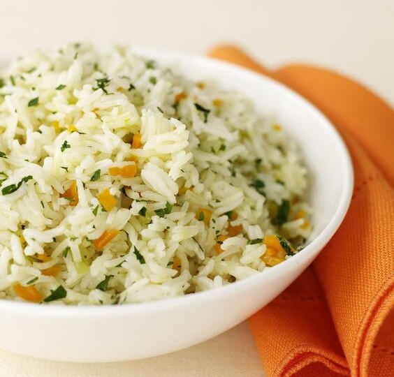 Рис больше не варю, даже плиту не включаю, нашла способ лучше — хитрости приготовления рассыпчатого риса без варки