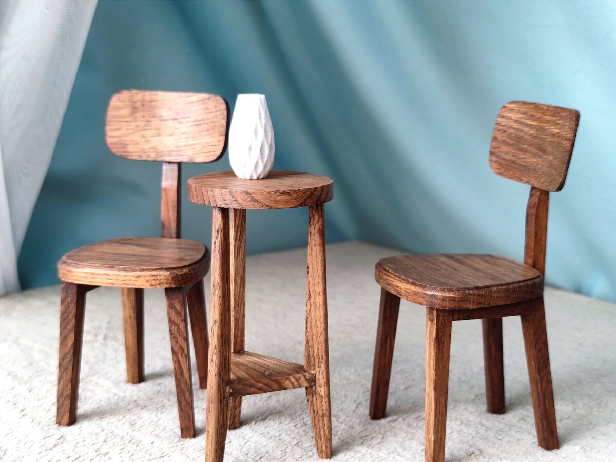 Стулья из ясеня, вазочка пришла с ними в подарок (судя по всему, напечатана на 3D принтере)