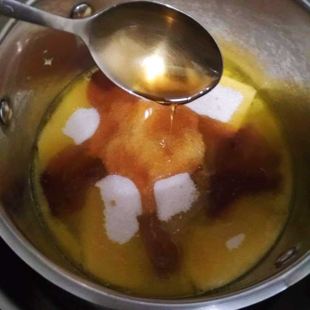 Растапливаем ингредиенты на водяной бане