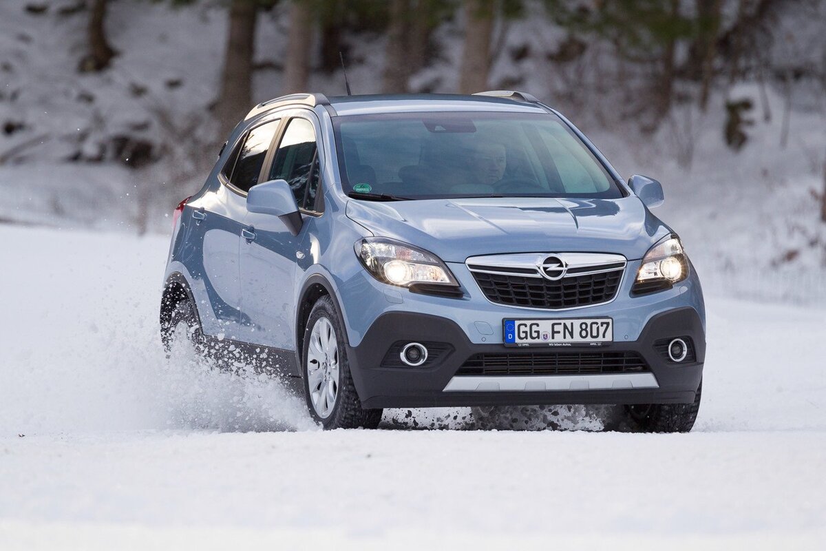 Новые машины до 1 млн. Opel Mokka 2012. Опель Мокка 4 на 4. Opel Mokka Turbo 4x4. Опель Корса и Опель Мокка.