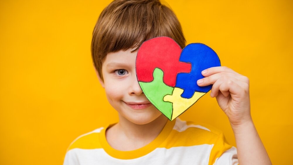    Фото: Shutterstock, Разноцветный паззл - международный символ аутизма, отражающий сложность устройства аутичного мозга