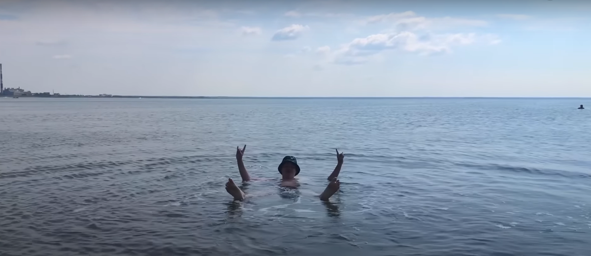 Вода держит человека почти на поверхности