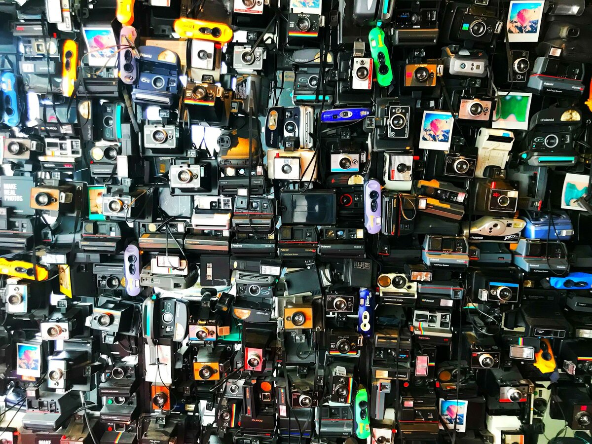    Вопрос лишь в том, что для вас важнее — скорость продажи и желание поскорее закрыть вопрос, получить деньги, либо возможность дольше и с переговорами продавать фотоаппарат самому но, вероятно, чуть дороже / Фото: unsplash.com