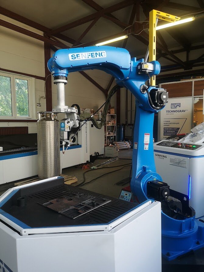 Промышленные роботы для сварки и очистки металла - важное звено в многозадачной производственной линии.