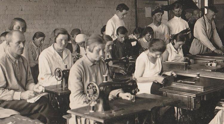 Обшивали горожан в первые послевоенные годы и несколько кооперативных швейных артелейФото: professionali.ru
