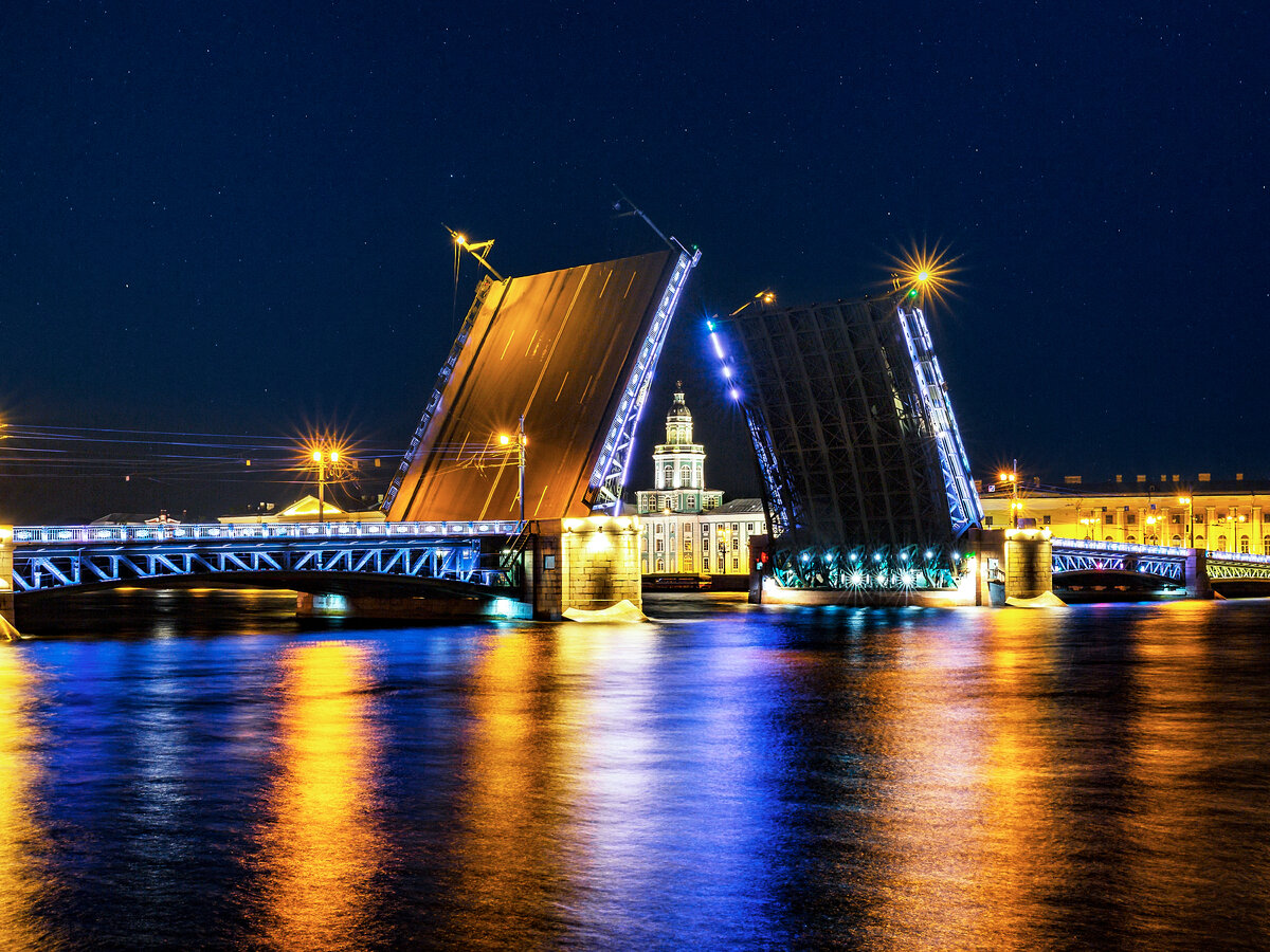 вид на Кунсткамеру с Дворцовой набережной