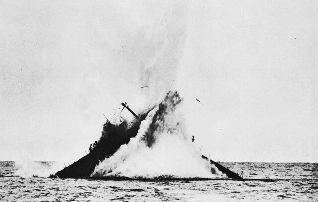 Попадание торпеды в подводную лодку