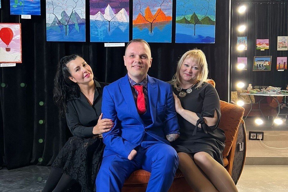    Художник с супругой и галеристкой Хайрутдиновой. Фото: предоставлено КП-Самара