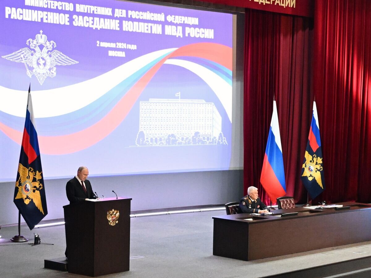    Президент РФ Владимир Путин выступает на ежегодном расширенном заседании коллегии министерства внутренних дел РФ© РИА Новости / Павел Бедняков
