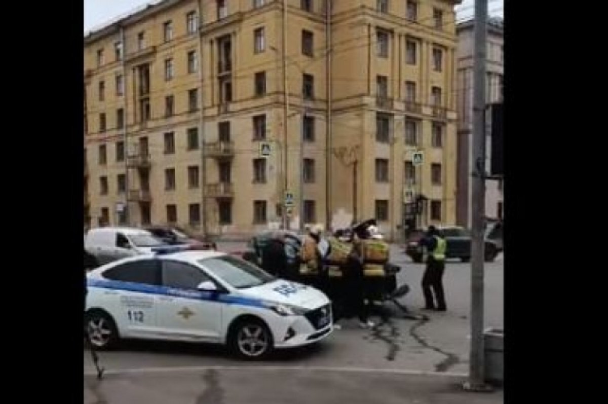    Автомобиль скорой помощи перевернулся во время ДТП в Петербурге