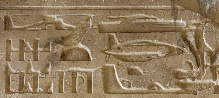 На стенах Абидосского храма изображены вполне опознаваемые летательные аппараты. Загадочные иероглифы под потолком храма Сети I археологи обнаружили ещё в 1848 году. Однако странную «надпись» тогда расшифровать не смогли, и лишь спустя полторы сотни лет арабская газета «Аш Шарк аль-Аусат» опубликовала фотографию этой «надписи», задав своим читателям совершенно неожиданный вопрос: «Как вы полагаете: были ли древние египтяне знакомы с боевой авиацией?» Вопрос был вызван тем, что фигуры «надписи» были совсем не похожи на обычные иероглифы, а напоминали высокотехнологичные транспортные средства — вертолет, самолет, танк, подводную лодку.