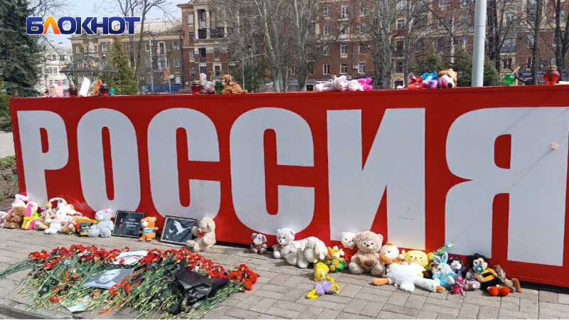 Фото: Блокнот Донецк, Донецк, стела Россия, 02.04.2024, в память о Владлене Татарском 