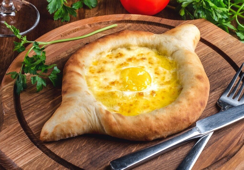 Хачапури по аджарски с беконом. Чайхона хачапури. Хачапури по-аджарски. Аджария хачапури. Хачапури по аджарски чкмерули это.