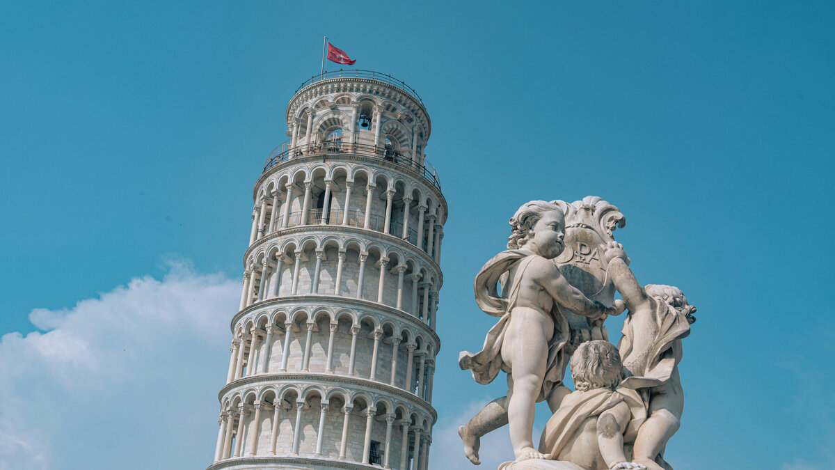 Страх, что достопримечательность упадёт, заставляет людей не откладывать поездку в Пизу в долгий ящик.Фото на обложке: Albert Canite / Unsplash