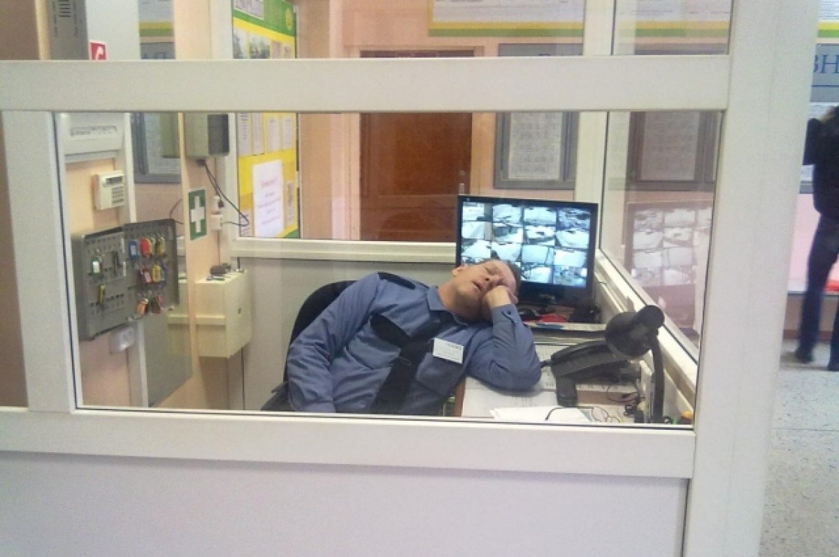    Городские школы охраняют сотрудники ЧОП, но их квалификация и профессионализм иногда оставляют желать лучшего.