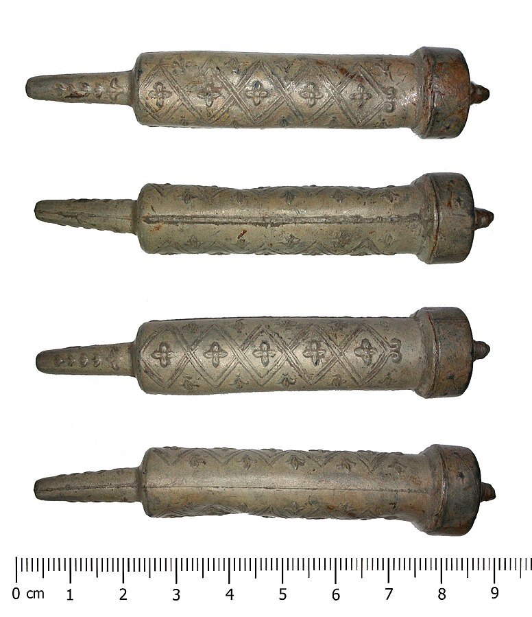 Шприцы, найденные на раскопках в Великобритании. 
Датируются примерно XVI веком.