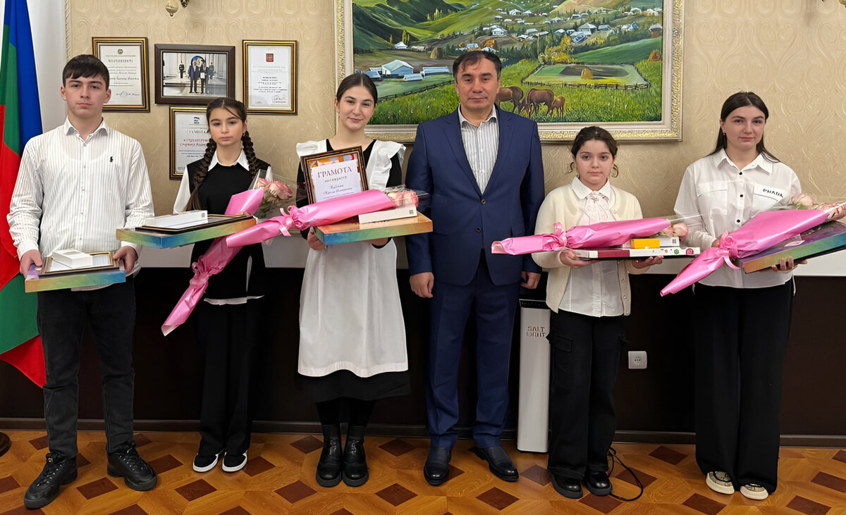 Спартак Кущетеров вручил награды отличившимся в учебе и в различных конкурсах школьникам