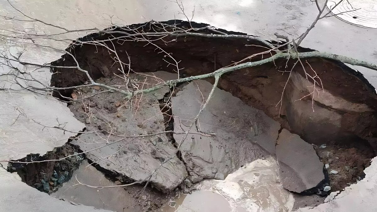     Он появился из-за утечки сети водоснабжения