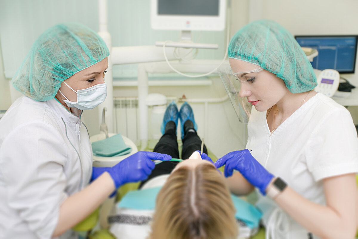 На приеме у стоматолога-терапевта Алейниковой Т.В.