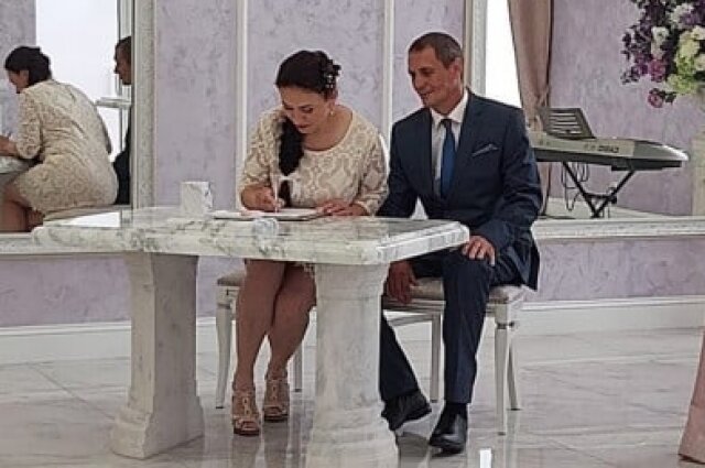    Андрей и Наташа всегда с удовольствием смотрят свадебные фотографии — счастье того дня и сегодня заряжает радостью. Фото: Из личного архива Андрея Бондаренко