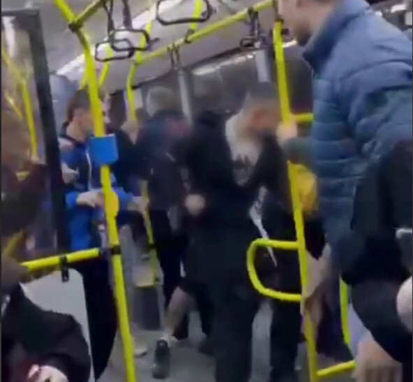 Подростки набросились на пассажира в автобусе №25 в Краснооктябрьском районе. А после автобуса, уже на улице, напали ещё на одного мужчину.-2