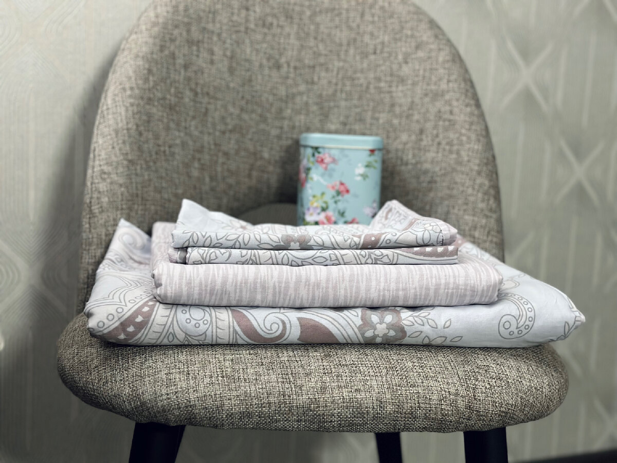 Что-то я все же успеваю делать по дому сама. Например, обязательно глажу постельное белье.