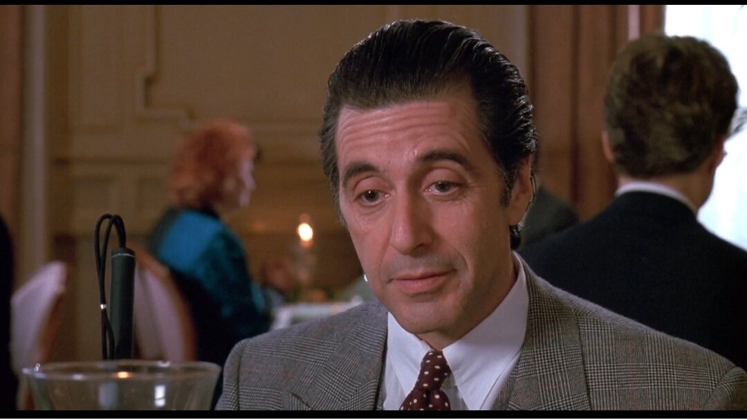 Бравый слепыш, одержимый женскими запахами. Покорил полмира, а за счет чего - непонятно...