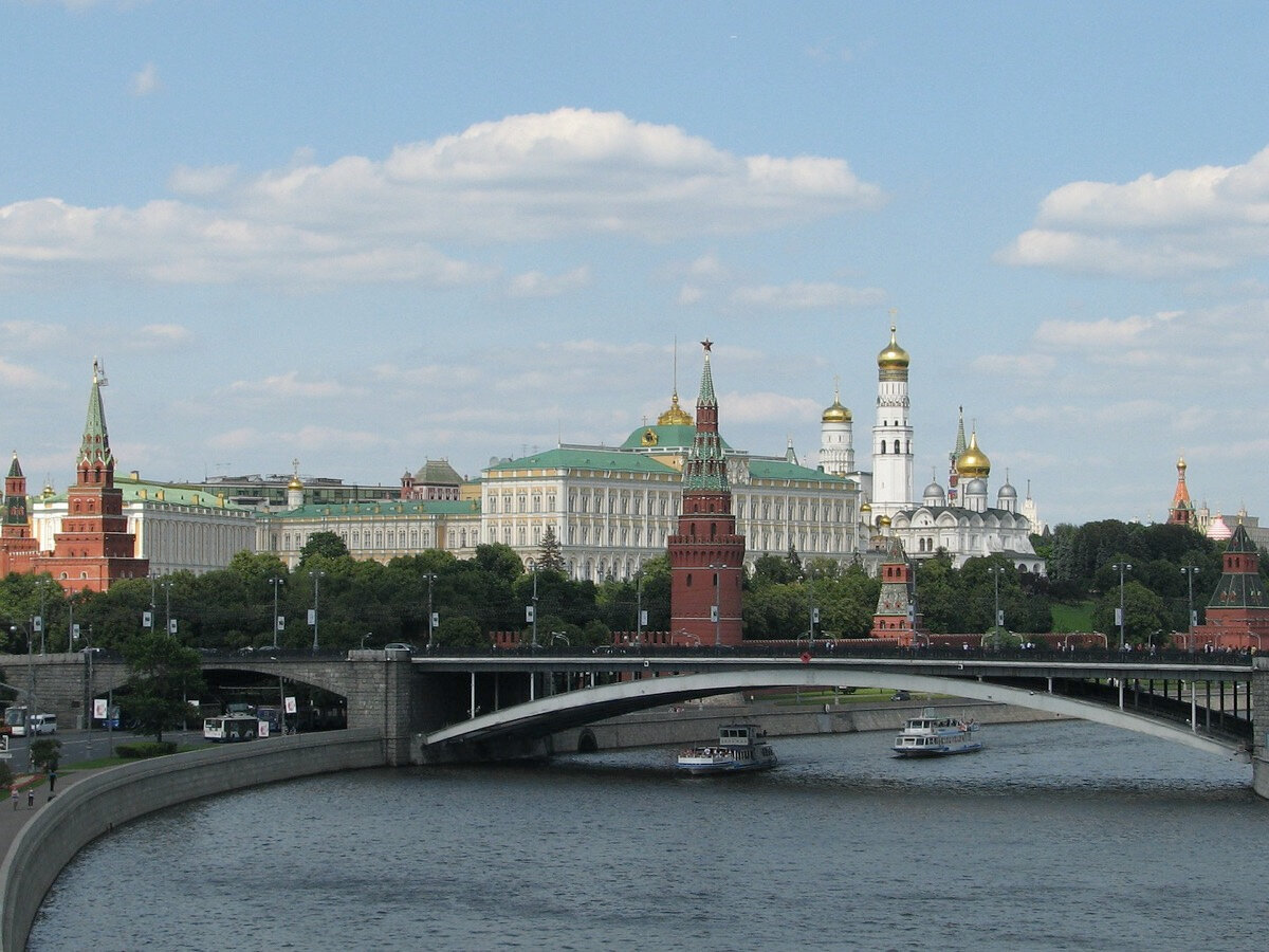 Если вы оказались в столице впервые, то начните знакомство с городом с Красной площади, набережной Москвы-реки, Никольской улицы и Арбата. Источник фото: pixabay.com