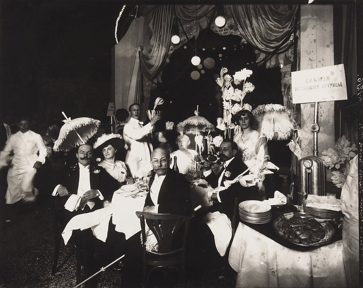 Гости "белого бала" в "Скейтинг-ринге". Санкт-Петербург, 1913. Обратите внимание на надпись справа: "Свежие остзейдские устрицы". "Остзейским краем" называли нынешнюю Прибалтику.