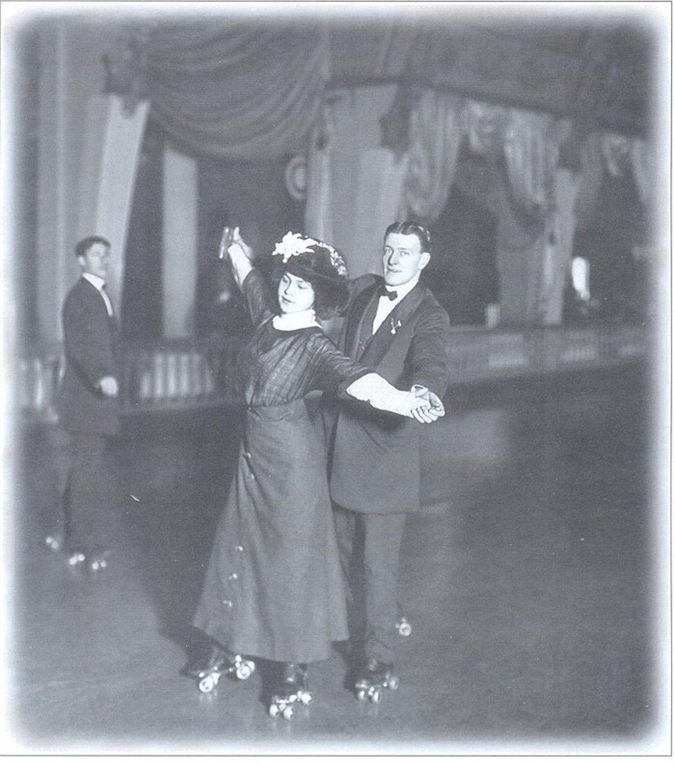 Посетители скейтинг-ринга на Марсовом поле катаются на роликах. Санкт-Петербург, 1912.